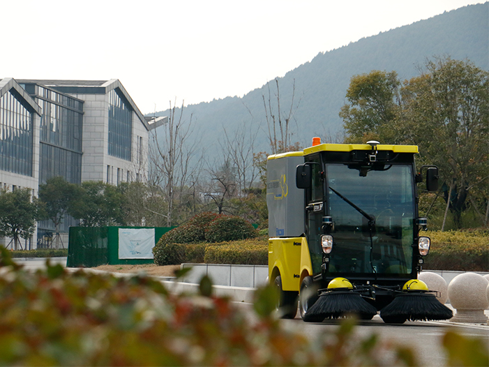 汇彩网登录大厅无人驾驶扫路机在徐州珠山艺术街区作业
